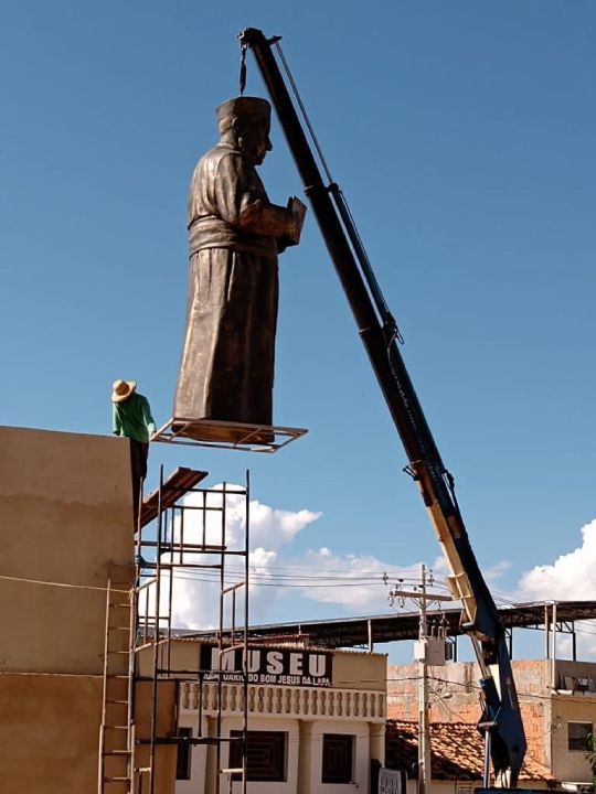 estatua de monsenhor turibio sendo colocado na praca bom jesus da lapa