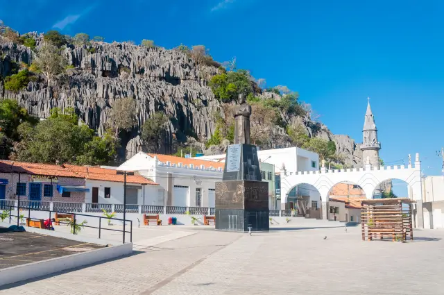 Praça Monsenhor Turíbio Vila Nova na na Capital Baiana da Fé